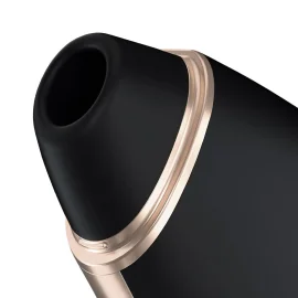Detail čierneho Satisfyer Love Triangle s ružovo-zlatým ozdobným prvkom a kruhovým vstupom.