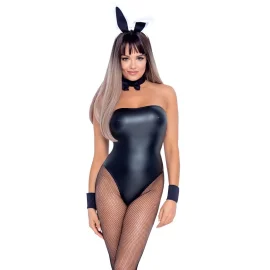 Žena v čiernom lesklom Bunny kostýme s rybárskymi pančuchami, čiernym golierom, manžetami a ušami na hlave