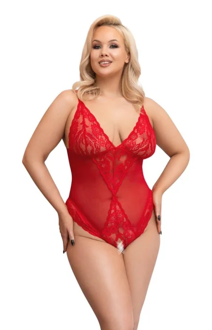 Žena v červenom čipkovanom a sieťovanom body Cottelli Curves s odhaleným rozkrokom