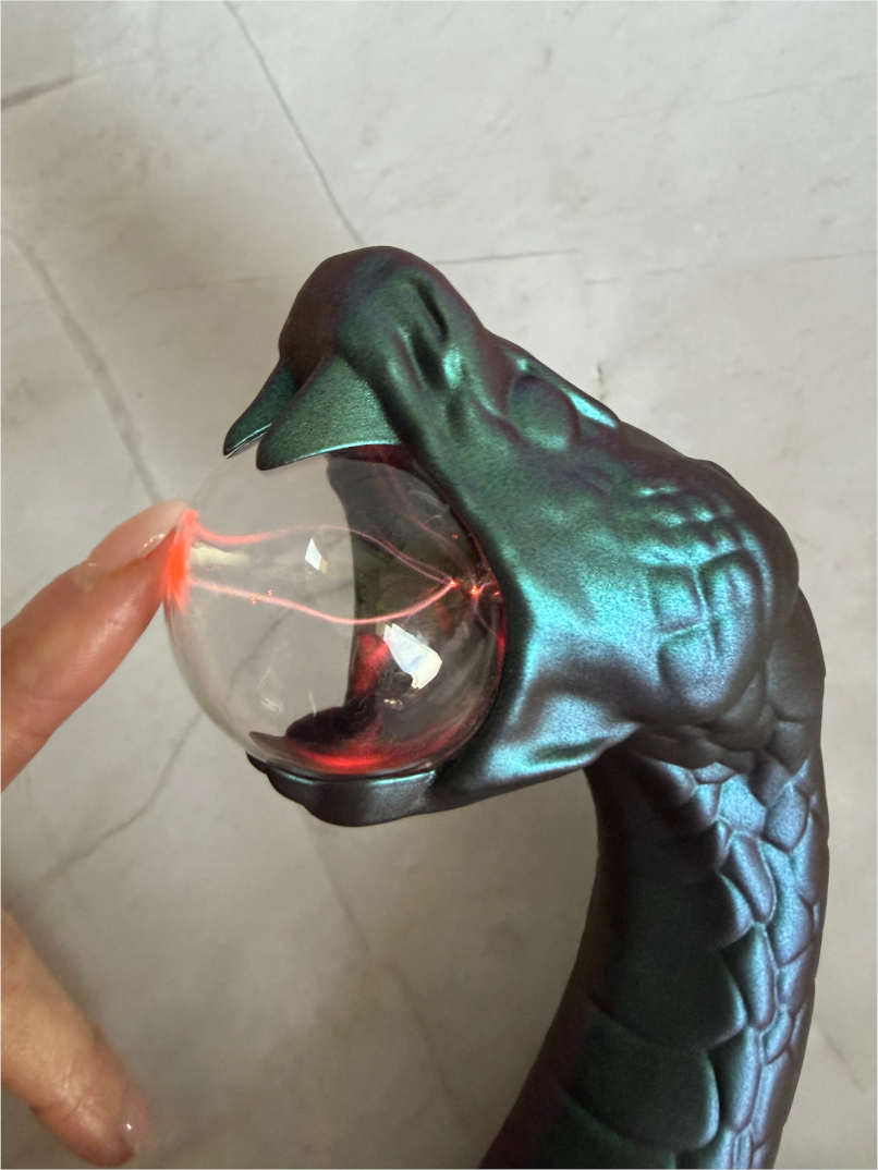 Detail gule v papuli, ktorej sa dotýka prst